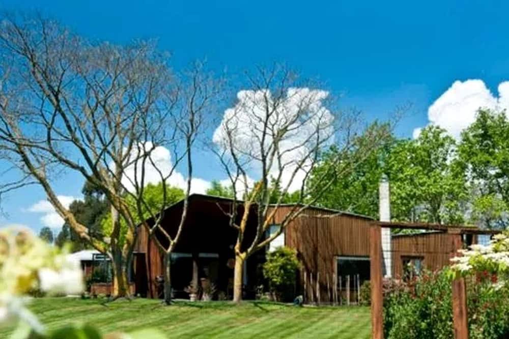 Parkvale Cottage | Large Comfortable Cottage with Fireplace in Hawkes Bay, New Zealand