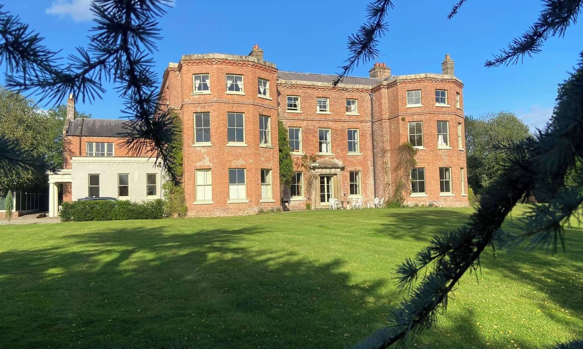 Caynham House | Large, comfortable Manor House near Ludlow with ten en-suite bedrooms.