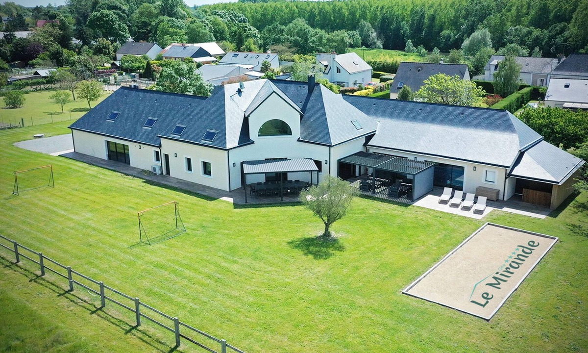 Briollay Villa | Large, comfortable villa for 15 near Angers