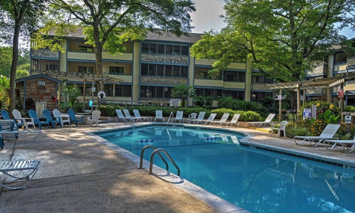 Myrtle Beach Villa | Large condo 2B/2B With 3 porches 2 Pools Close to Beach. Great Reviews! 9.6/10