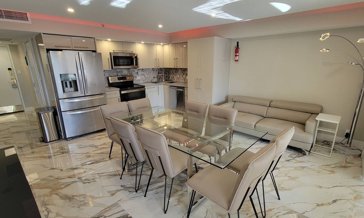 Mid Beach Apartment | Large Deluxe Corner Apartment for Large Groups - 521