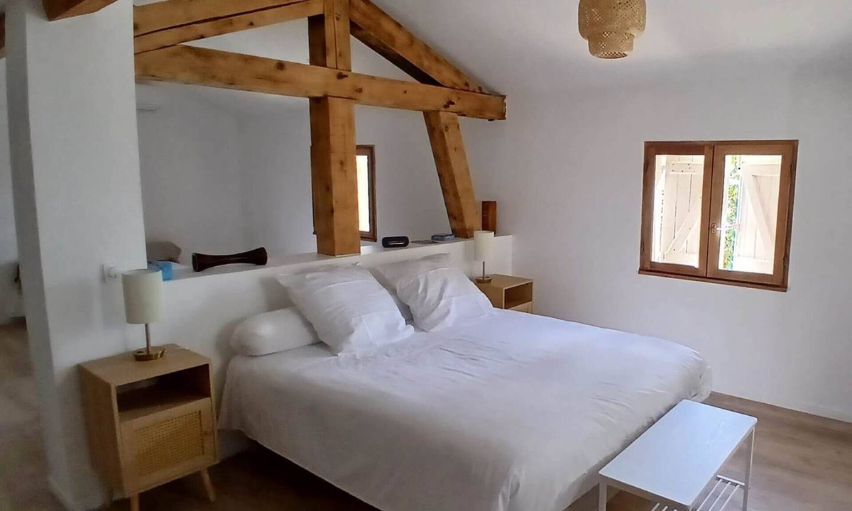 Lalande de Pomerol Apartment | Large Double Room