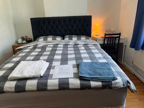 Norbiton House | Large Double Bedroom with free on site parking max car length 5 metres