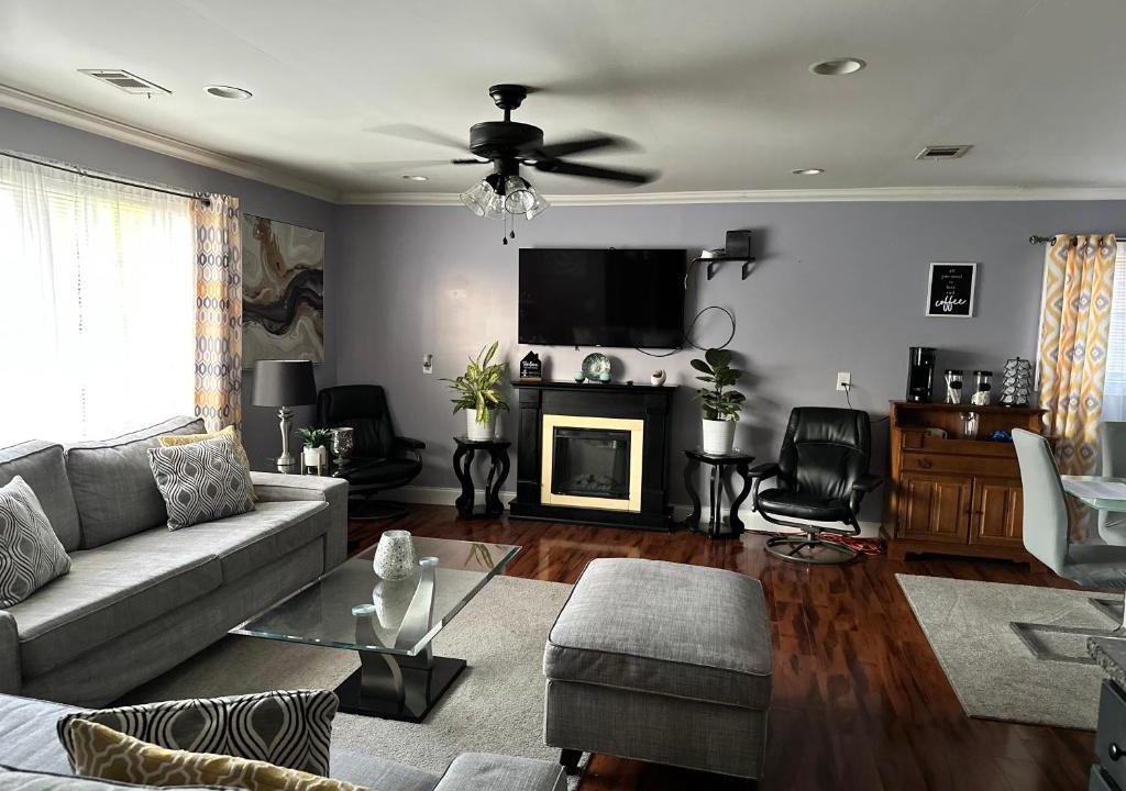 Columbus House | Large executive home with 5 bedrooms, 2.5 baths and game room.