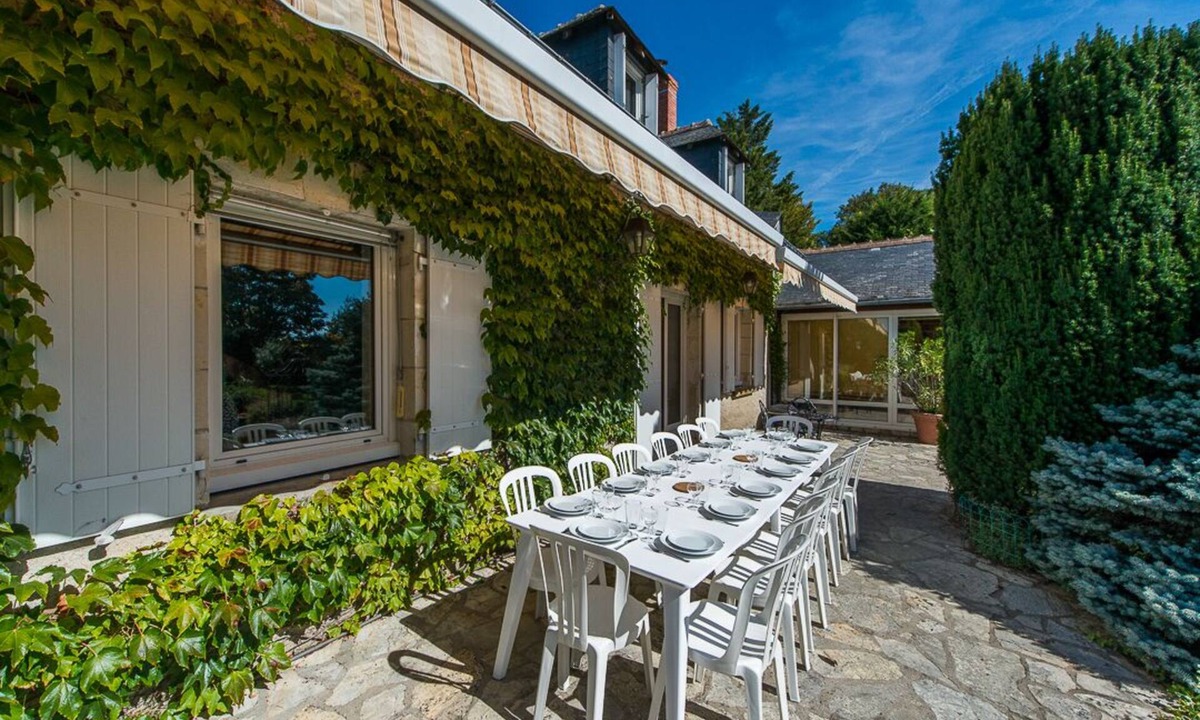 Saint-Epain House | Large family home with a heated pool, in the heart of Touraine – sleeps 14