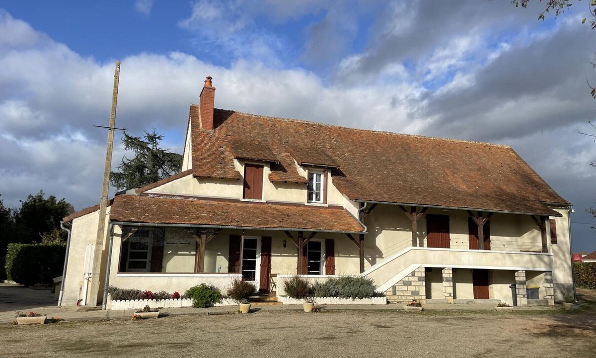 Saint-Pourcain-sur-Sioule Cottage | Large house in Saint-Pourçain with pool, sauna and WiFi