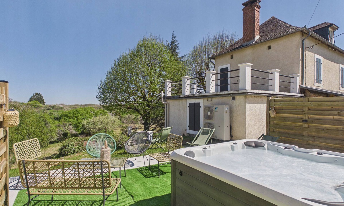 Terrasson-la-Villedieu Ski Chalet | Large garden, terrace and jacuzzi – house for 7