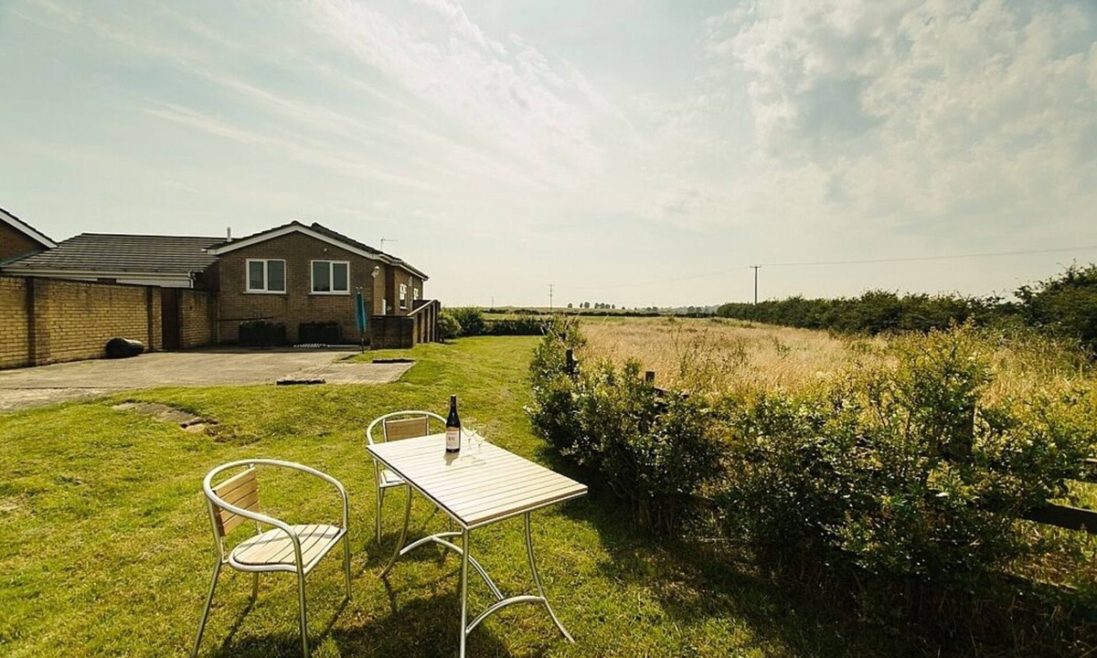 Helsey House | Large garden, dogs welcome,10 Minutes to Beach, EV charger, solar power, wifi.