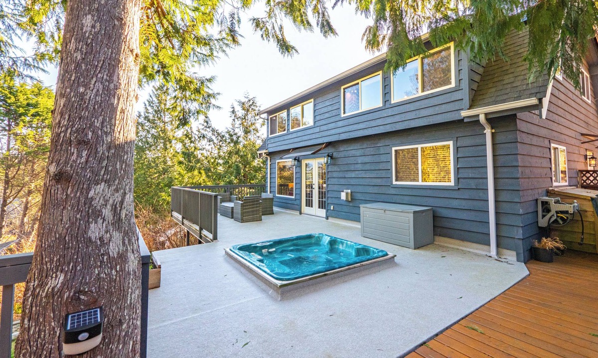 Ucluelet Cottage | Large Group Cabin Retreat w/Hot Tub & 7 Beds