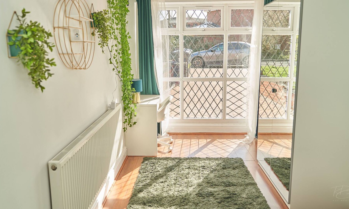 Stonnall House | Large group NEC Stay Stunning House Birmingham NEC