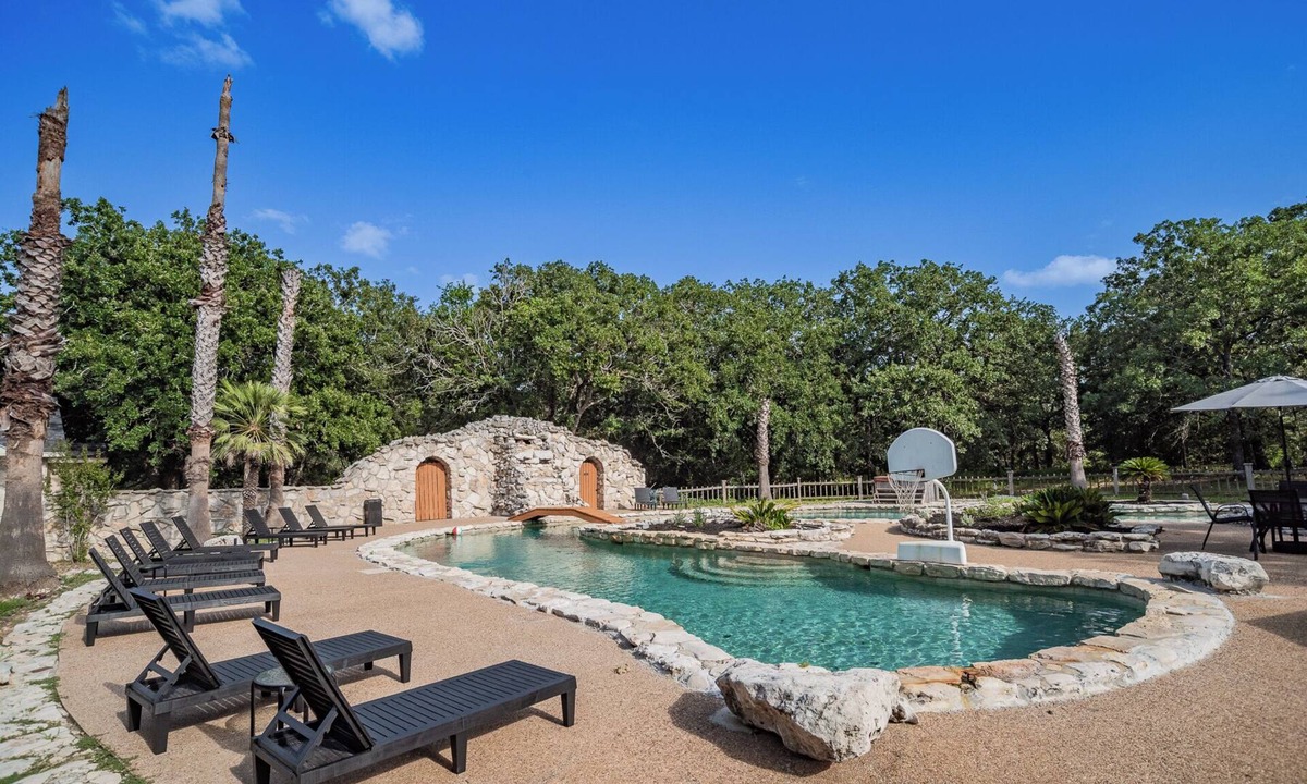 Luling House | Large Group Ranch Retreat 4 Houses 45 Acres Pool Sleeps 40