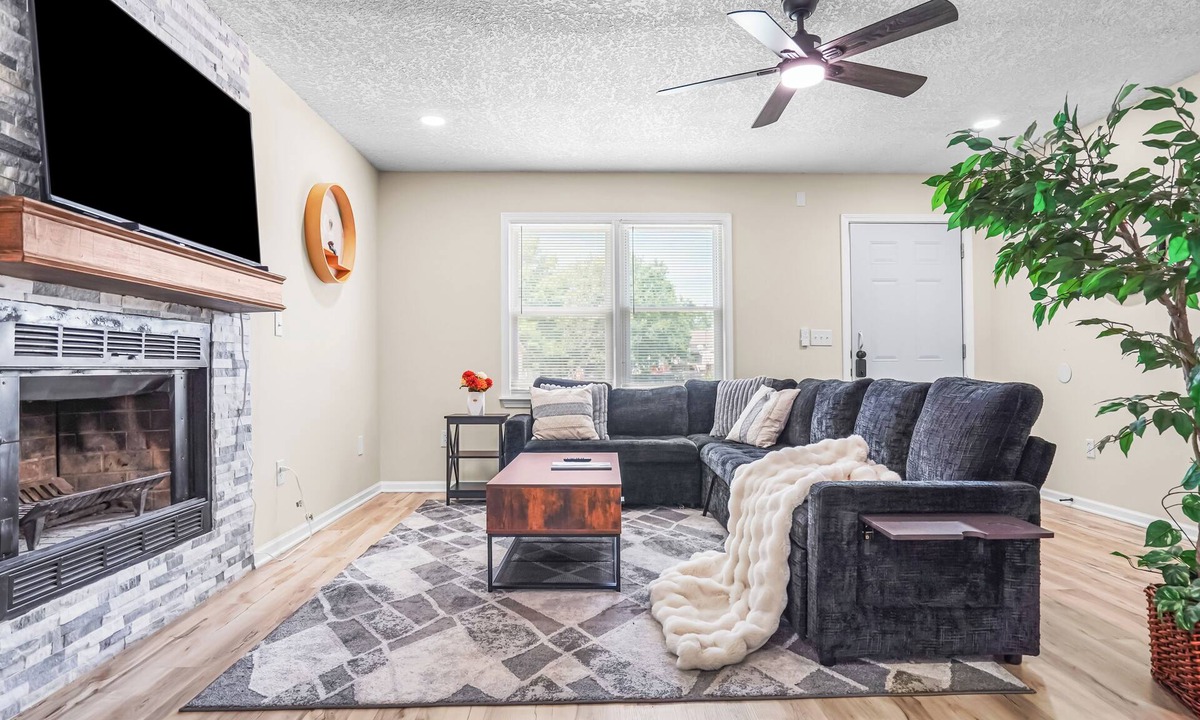 Olathe Condo | Large groups 4 Bedrooms 3 Full Baths TV all rooms
