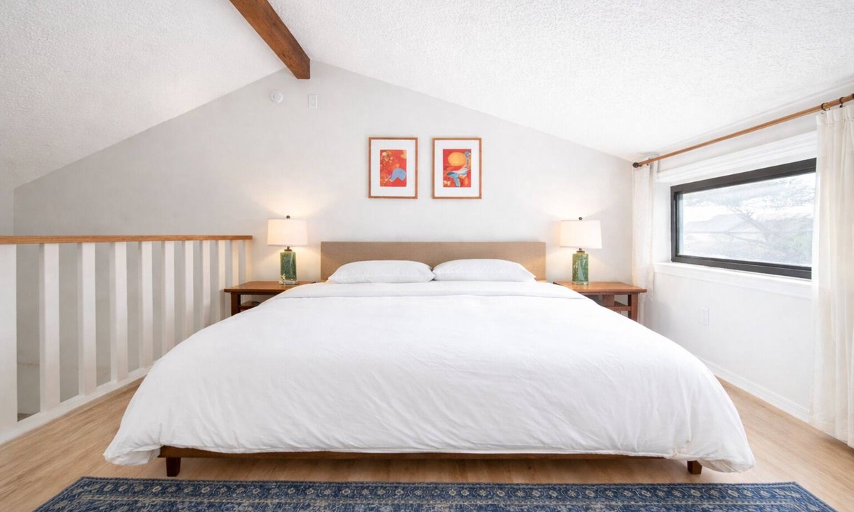 Red River House | Large Groups - In Town - Walk to Slopes, Shops, and Restaurants