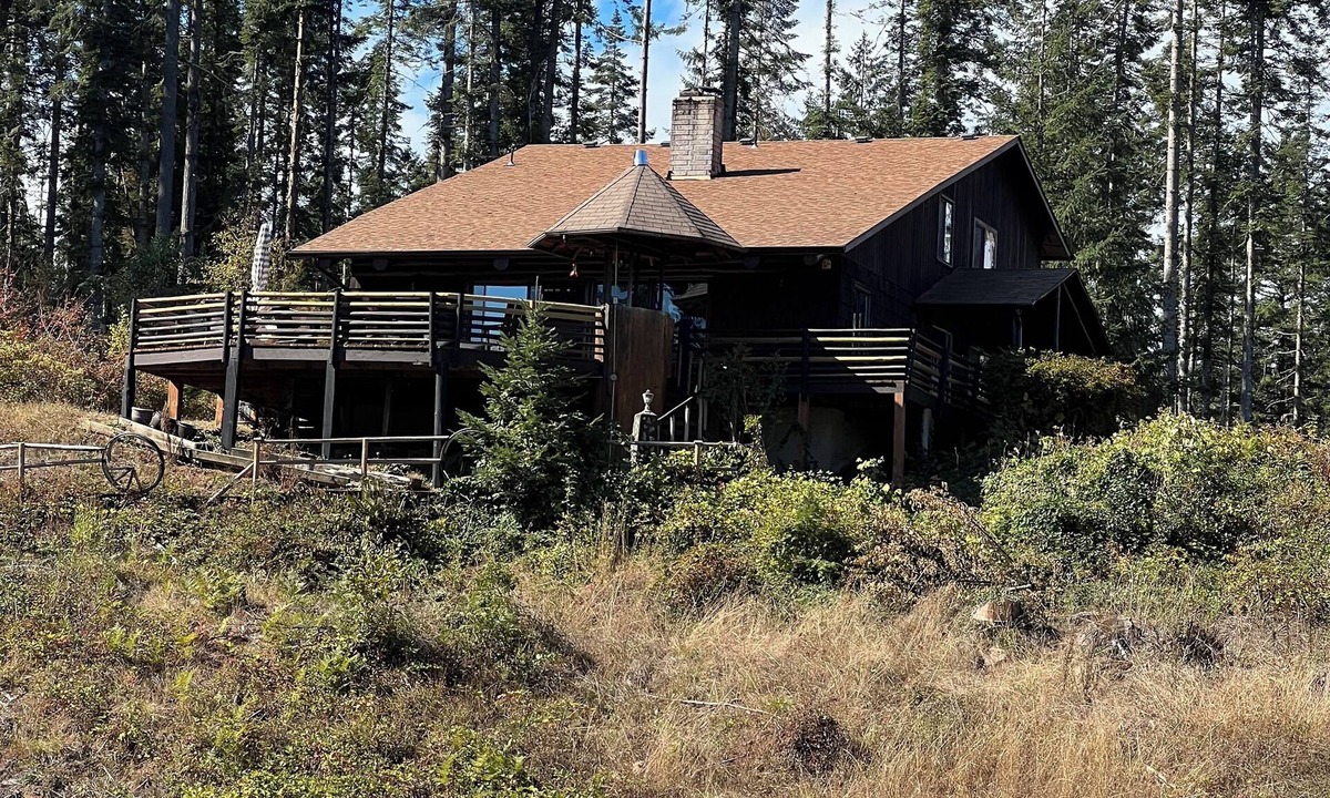 Alvadore Ski Chalet | LARGE GROUPS WELCOME-FAMILY REUNION-CORP RETREAT ETC-PICNIC AREA GAZEBO SEATS 50
