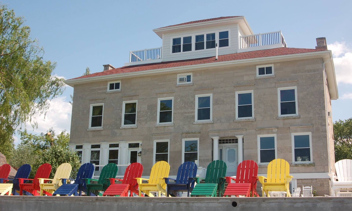 Marblehead House | LARGE HISTORIC HOME ON LAKE ERIE! PERFECT FOR REUNIONS! LABOR DAY WEEKEND OPEN!