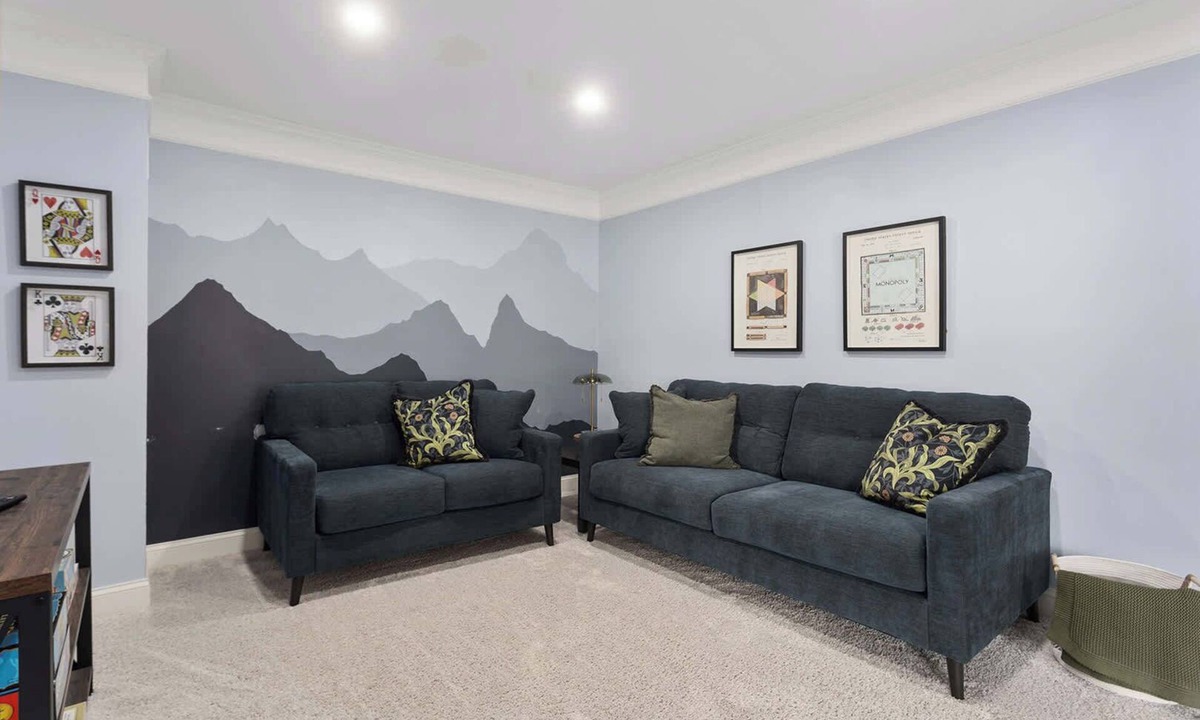 Overland Park House | Large Home Walkable Area Sleeps12+King beds+Tv's