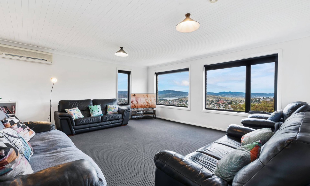 Lenah Valley House | Large house, centrally located with amazing views
