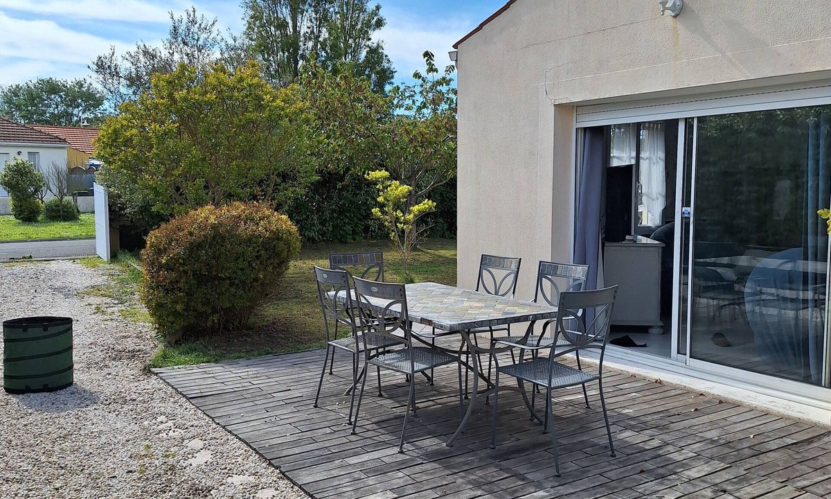 Quartier du Casino House | LARGE HOUSE + COVERED SWIMMING POOL 10mn from the beach