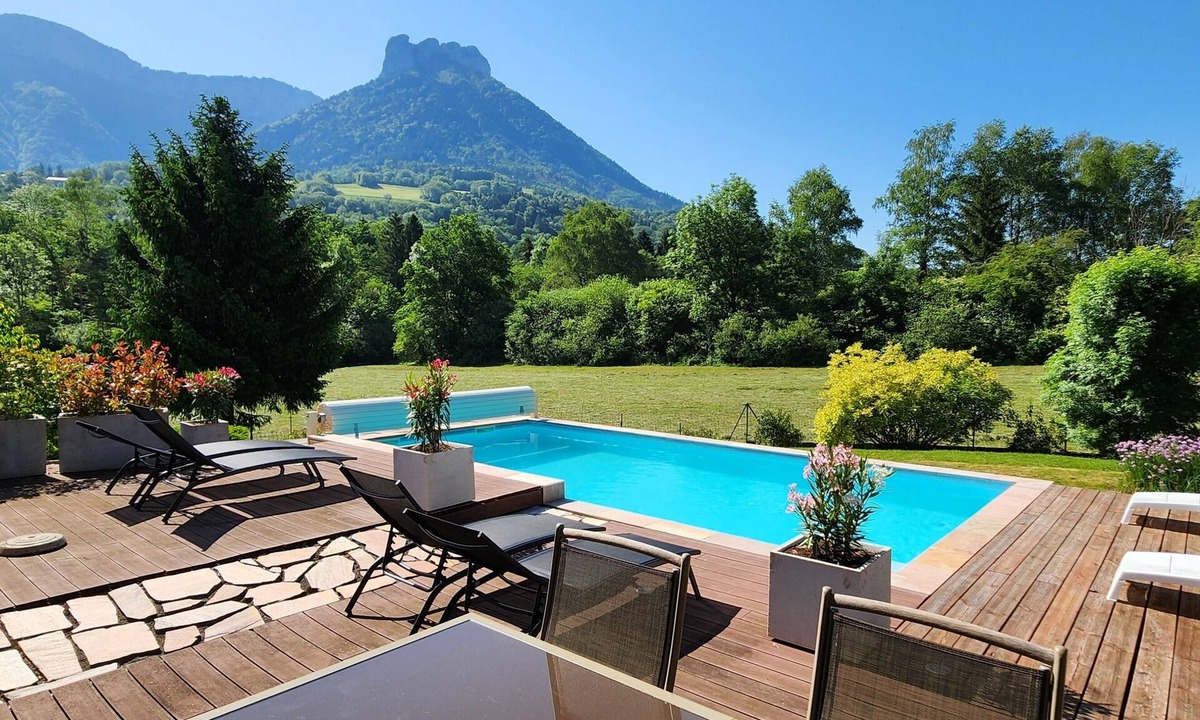 Alex House | Large house with pool and mountain views