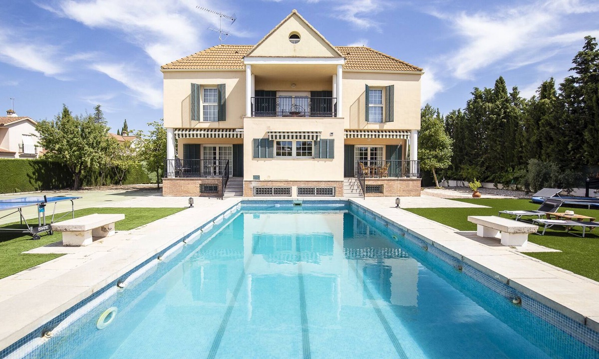 Albolote House | Large house with pool, sports facilities and barbecue ideal for families