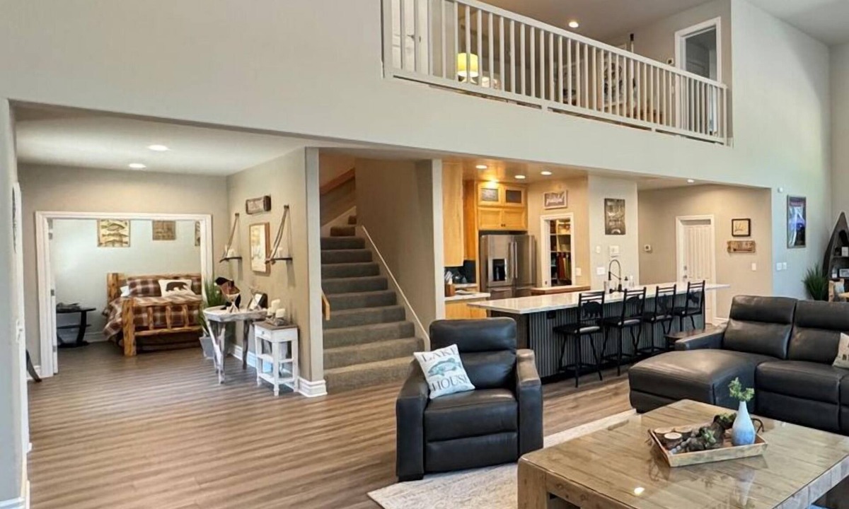 Lakehead House | Large Lakefront Paradise, 4000+ Sq Feet, Hot Tub
