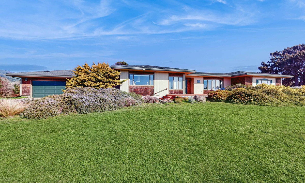 Fort Bragg House | Large Luxury Home - Ocean View, Hot tub, Game Room