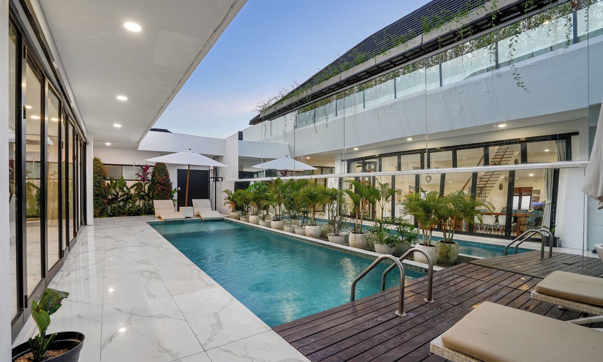 Sunset Road Villa | Large Luxury Modern Mansion Sleeps up to 50