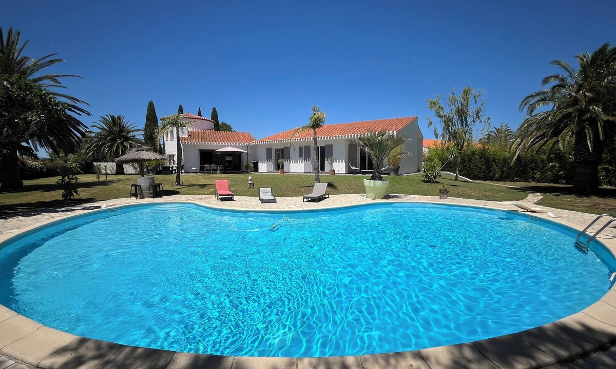 Pollestres Villa | Large Mediterranean Villa swimming pool Air-conditioned rooms for 10 people 4*.
