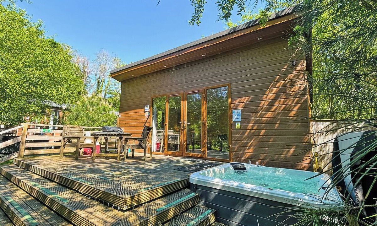 Caerwys Ski Chalet | Large modern studio lodge with one double.