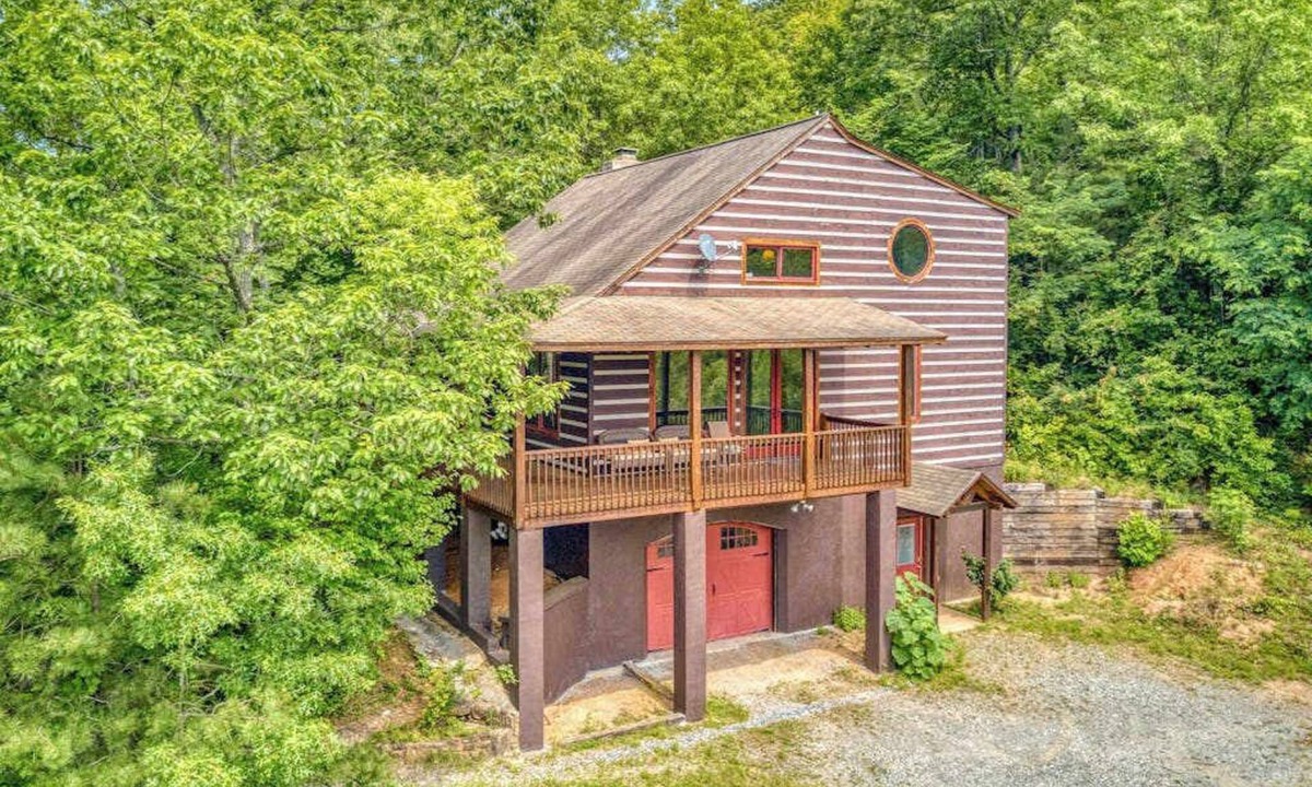 Sylva House | Large multi-level beauty with wrap-around deck, patio, AC, WiFi, wood fireplace