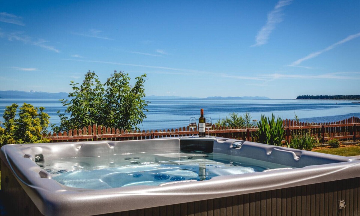Campbell River House | Large Oceanfront House with Hot Tub!