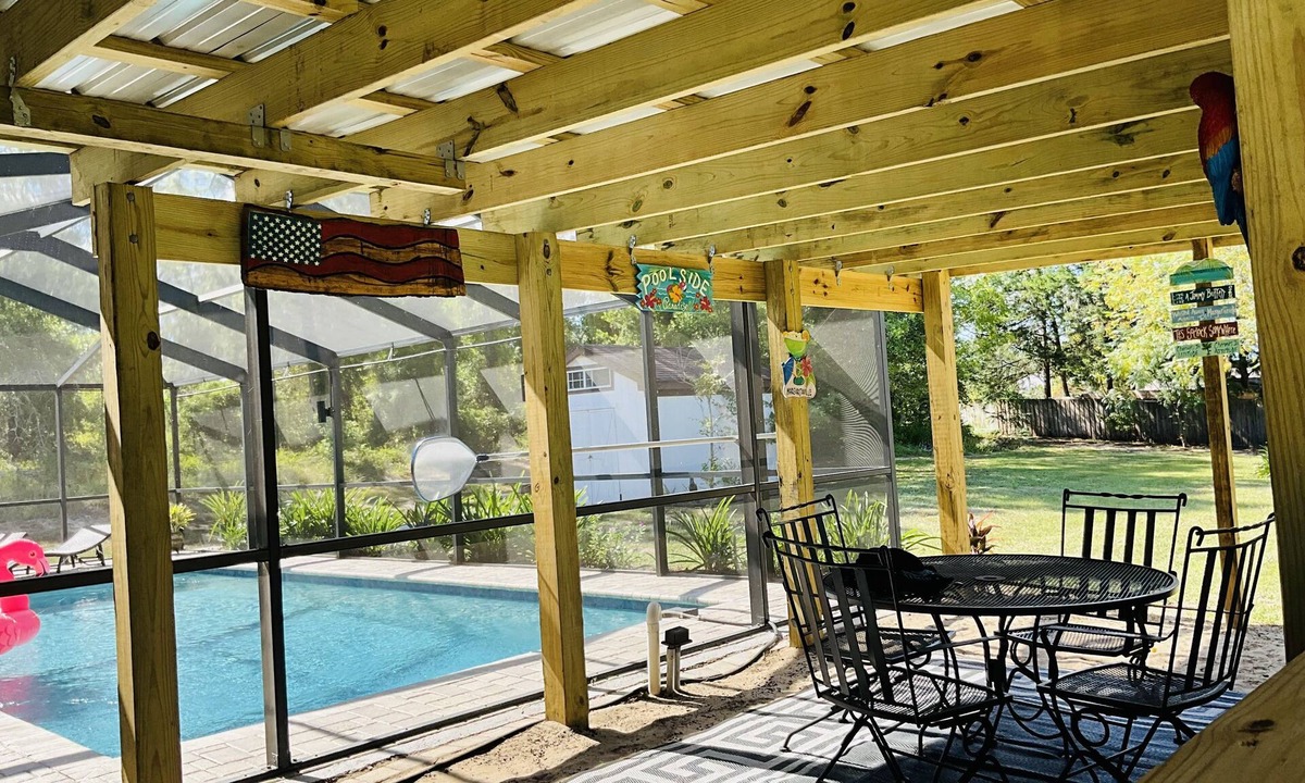 Spring Hill House | Large Pool Clean & Comfortable Fast WIFI KING Beds!