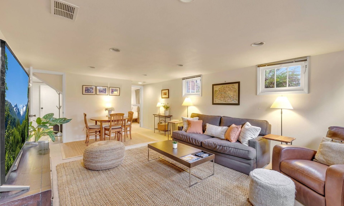 Seattle Apartment | Large private 1 bedroom apartment in prime Seattle neighborhood near UW