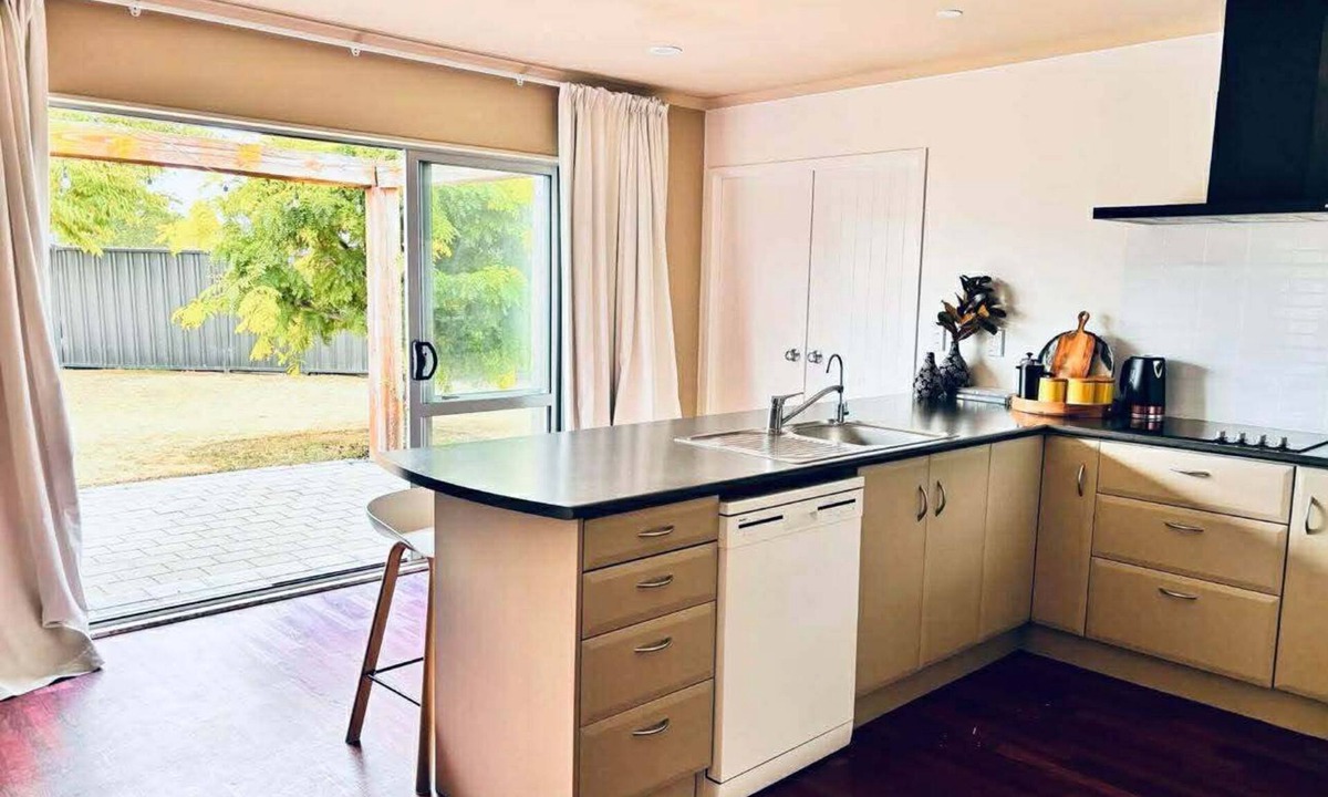 Alexandra House | Large Private Holiday Home - Alexandra Central - Close to River