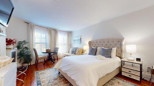 Longwood Apartment | Large Private Room,Shared Bath, BU, Fenway, MBTA