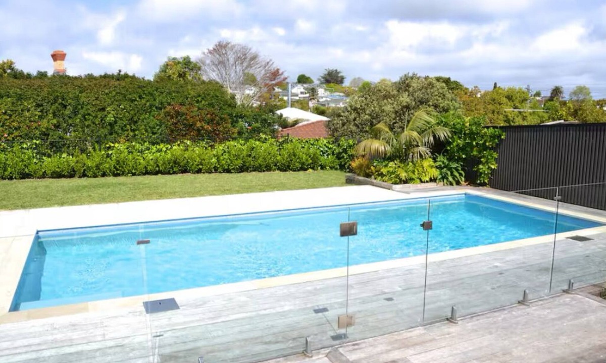 Mount Albert House | Large private secure home, spa, off st parking, aircon, 5 kms to city,