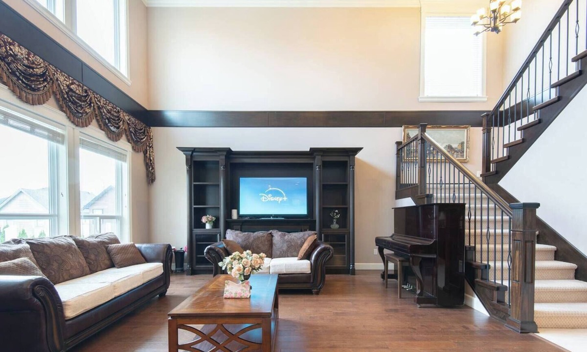 Burke Mountain House | Large & Quiet Main House