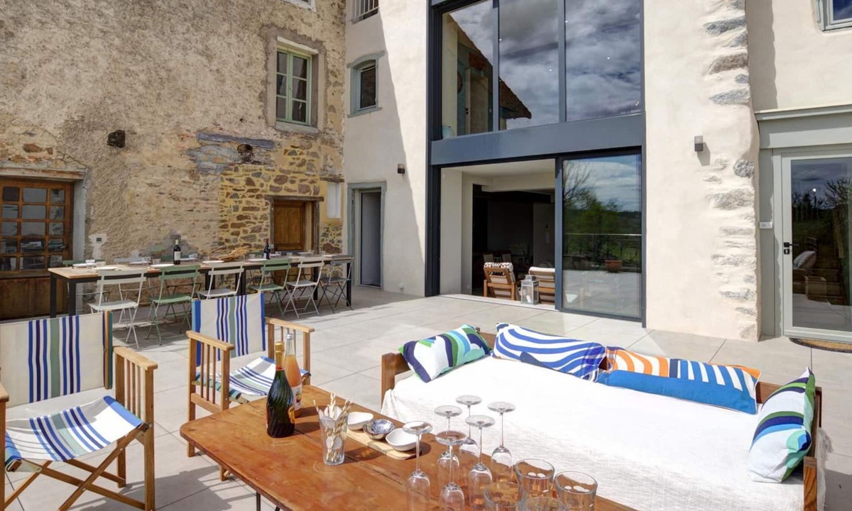 Saint-Symphorien-de-Lay Cottage | Large renovated house, space and charm in the heart of Saint-Symphorien-de-Lay