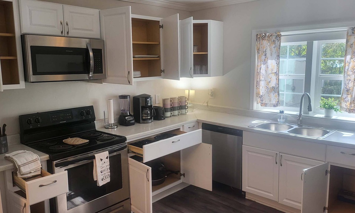 Crestline Heights House | Large, Renovated On E. Lake Park! Comfy Cottage