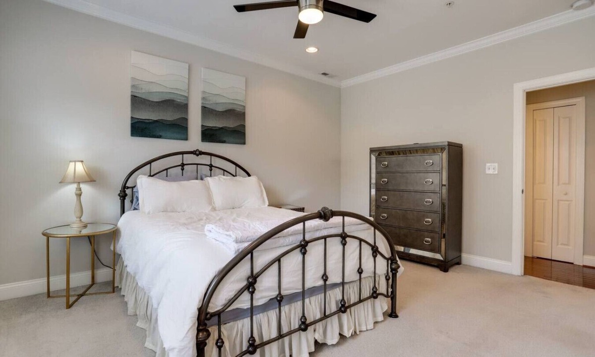 Northeast House | Large RFK townhome sleeps 14 with parking pad
