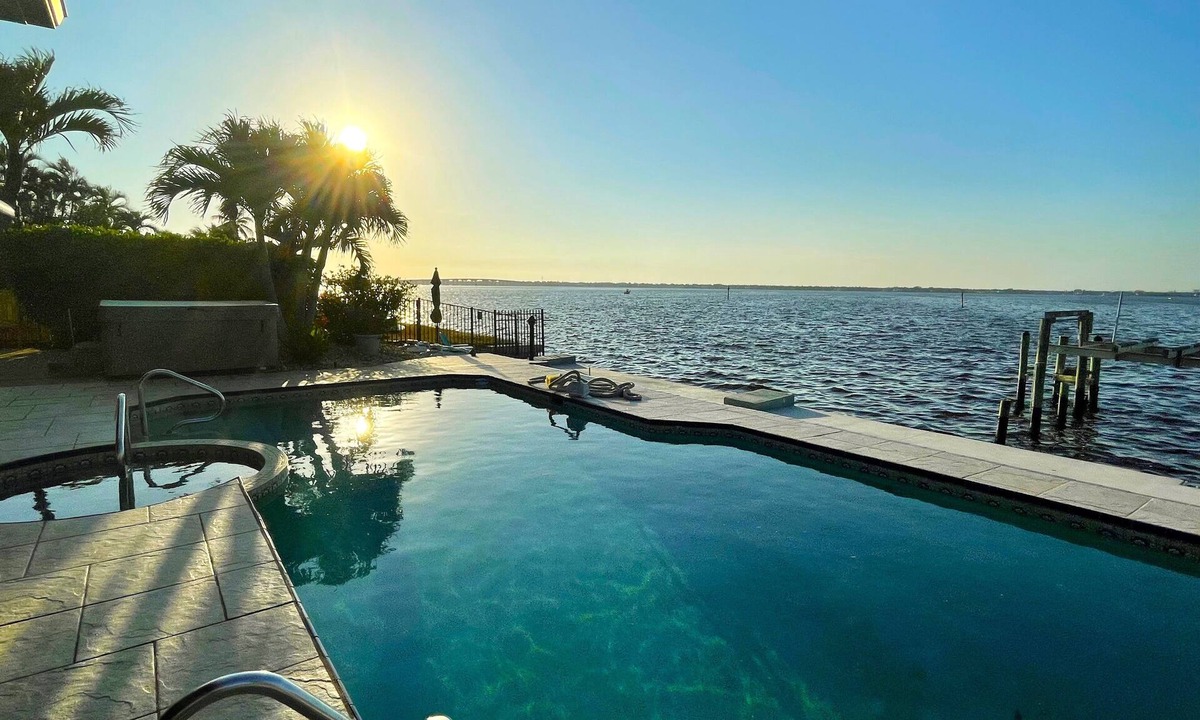 Caloosahatchee House | Large River Front House with Swimming Pool and Outdoor Kitchen in Cape Coral