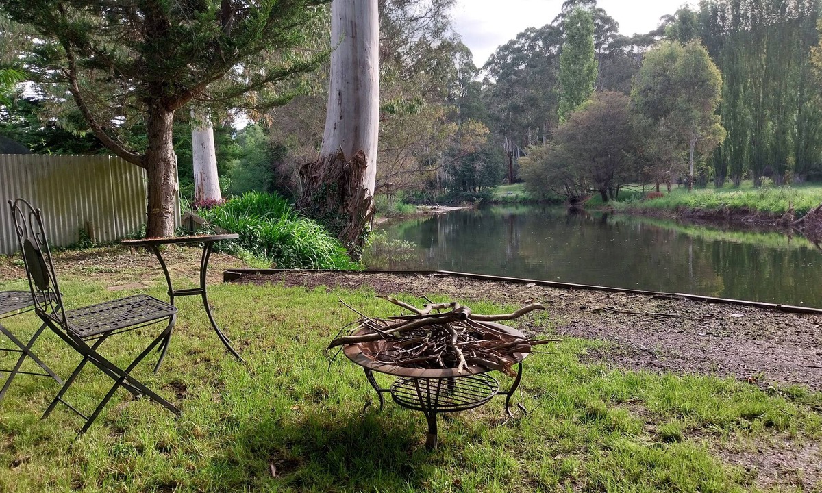 Jamieson House | Large Riverfront House in the heart of Jamieson, Walk to all town amenities.