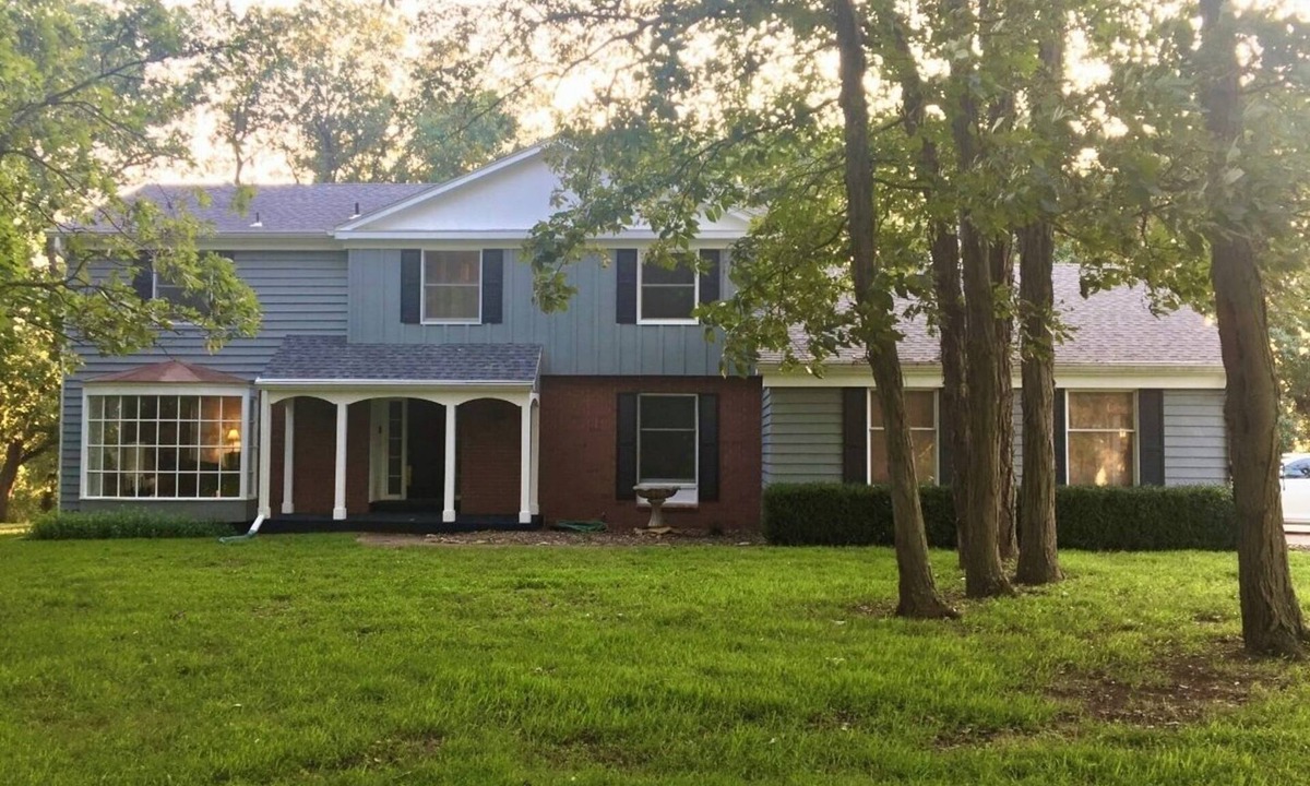 Grantville House | Large secluded 4-bedroom family home in the timber with views of Perry Lake.