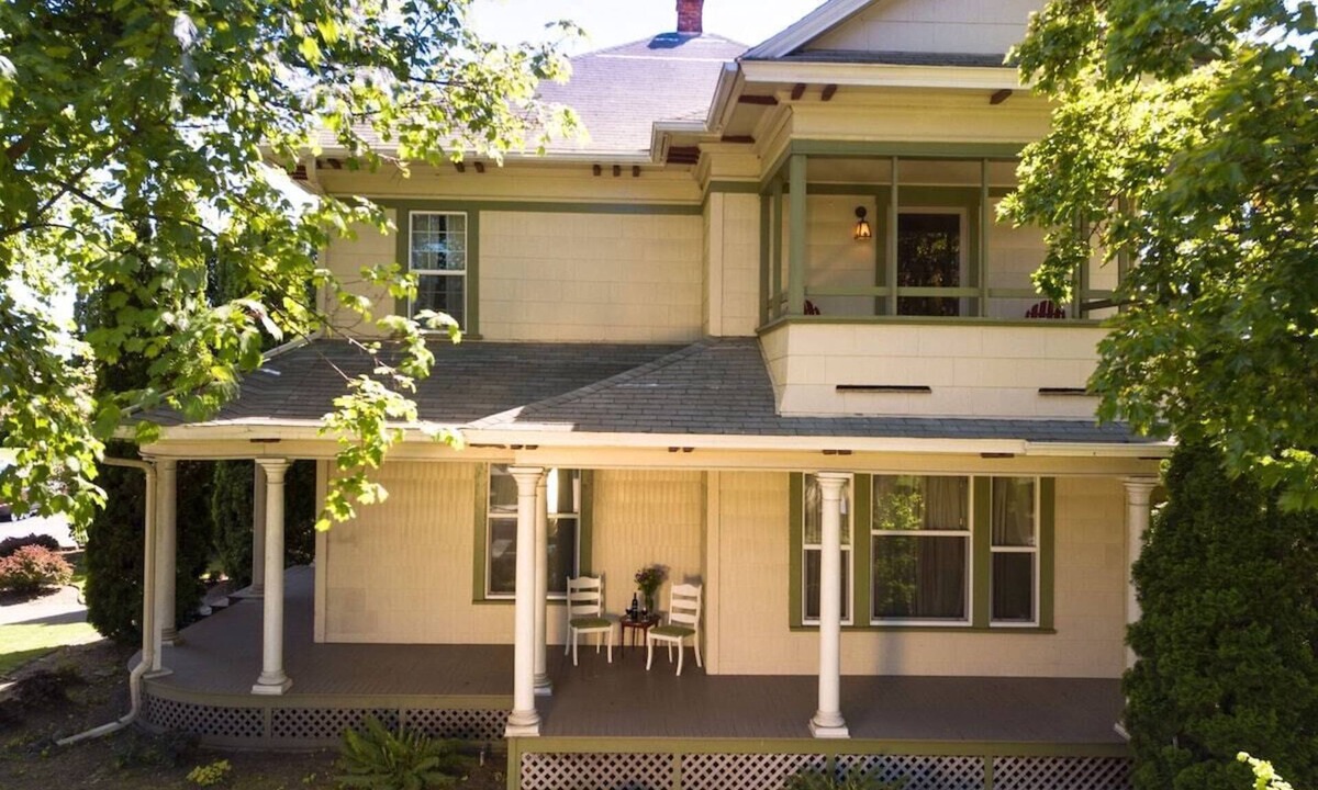 Walla Walla House | Large & spacious: 12 guests & walkable to Main St!