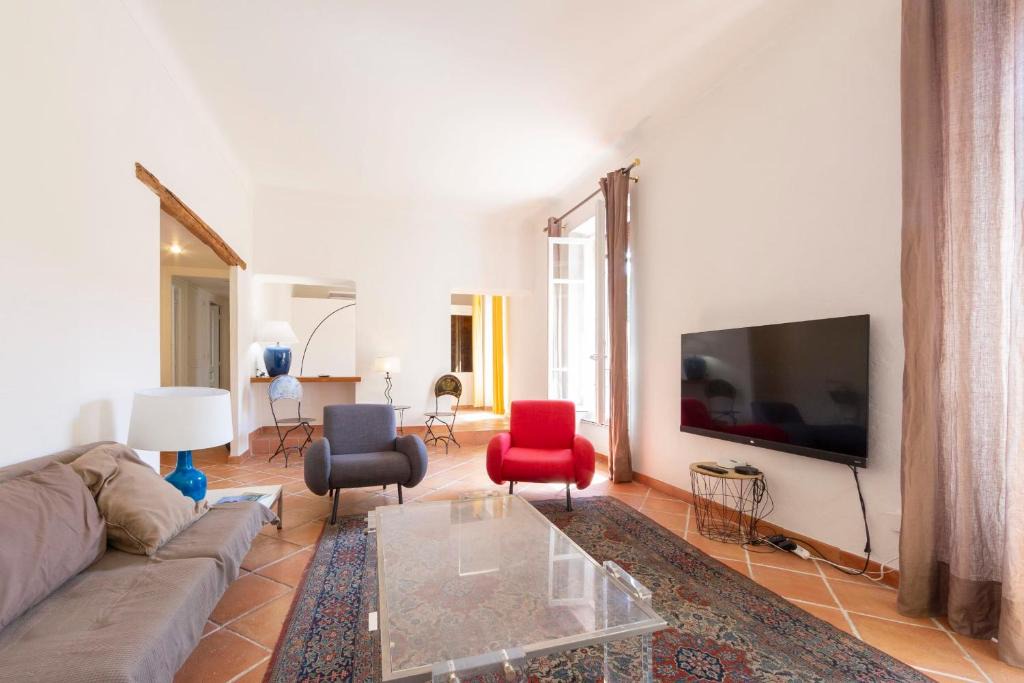 Antibes Old Town Apartment | Large spacious 3 BDR apt heart of Antibes 300 meters from beach