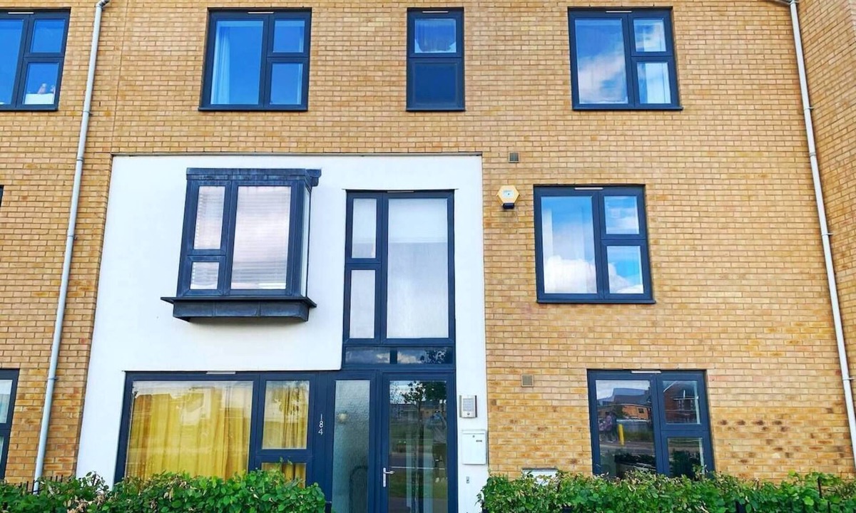 Milton Keynes House | Large, spacious and cosy 5 bedroom house sleeps up to 9 guests.
