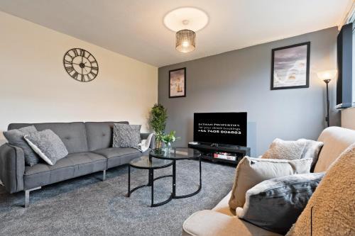 Little Hay Apartment | Large spacious and spotless house snooker and table tennis NEC,JLR,Airport Sleeps 8