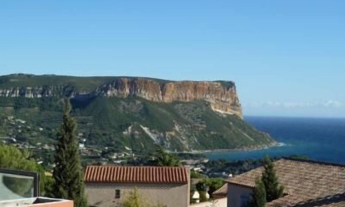 Cassis Apartment | Large Studio 38 m2, sea view, swimming pool, private garage box