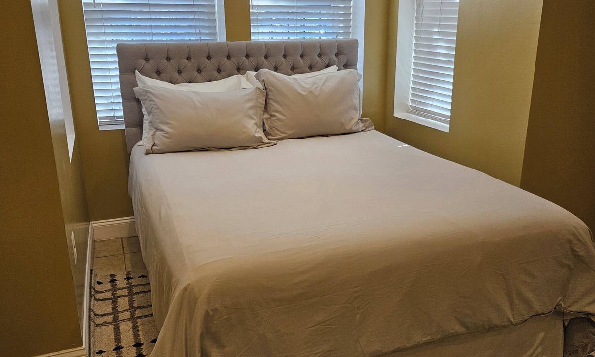 Truxton Circle Apartment | Large studio close to metro in Eckington/Shaw