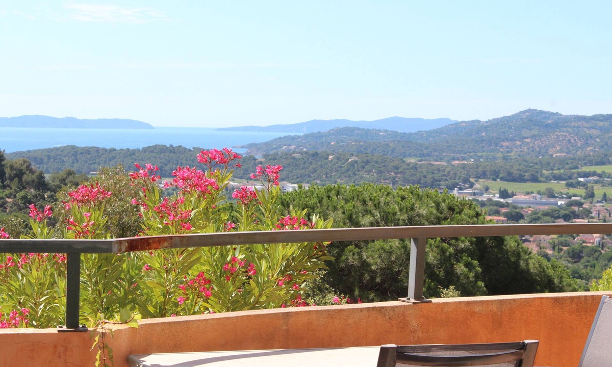 Bormes-Les-Mimosas Apartment | Large Studio N 7 facing the sea